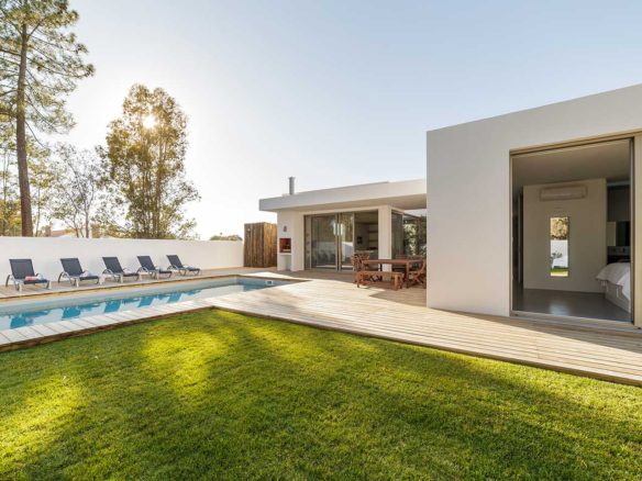 foto de parcela de cesped de un chalet