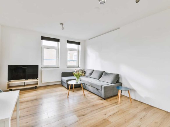 salita de piso con oarquet y sofa