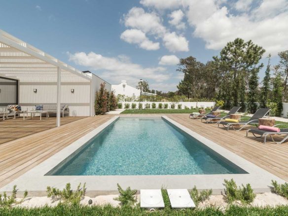 piscina de un chalet y terraza